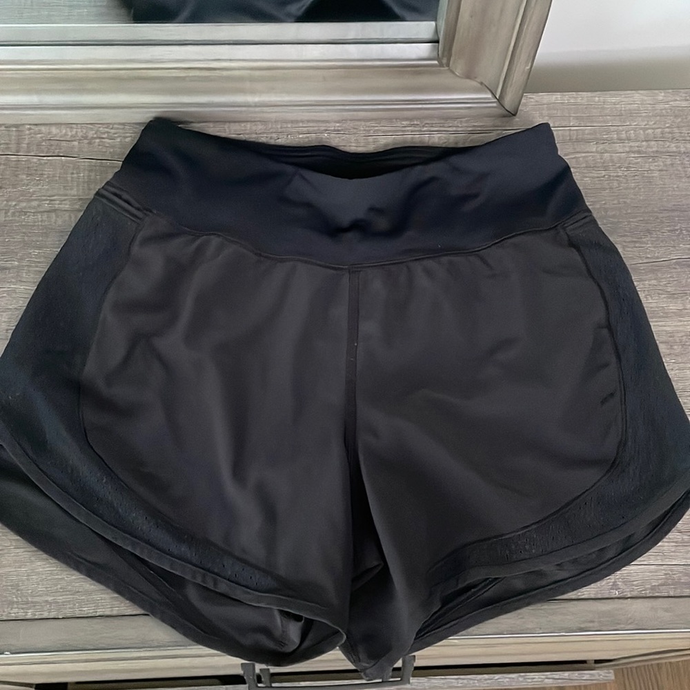 High rise Lululemon Hotty Totty shorts - size 4